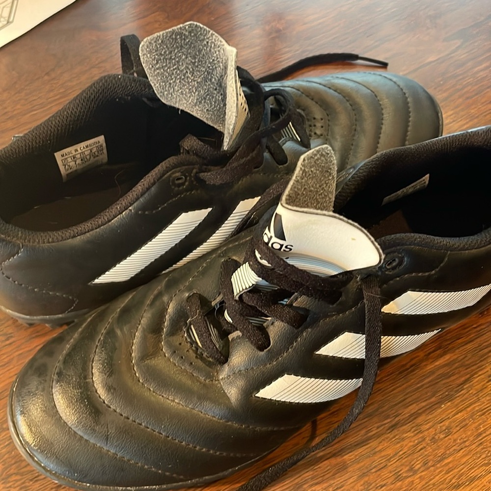 Kids turf soccer shoes